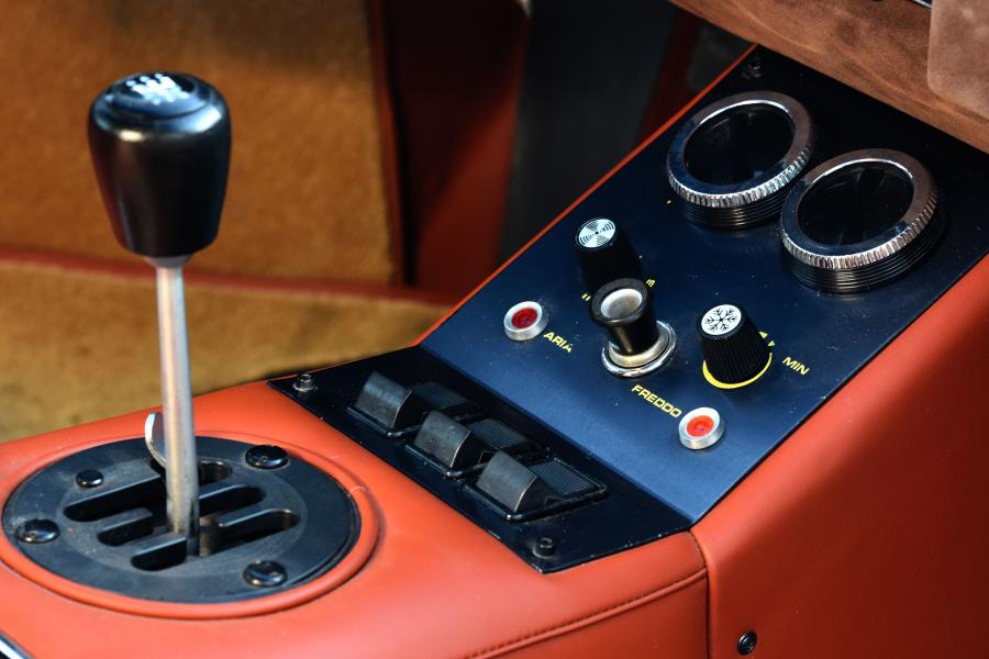 Детали интерьера Lamborghini Countach LP400 1974 года  (WW) (фото 11 из 55)